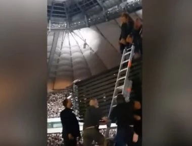 Περιπέτεια στη σκηνή για την Beyonce στην Πολωνία- Την κατέβασαν με σκάλα (βίντεο)